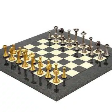 Zeitgenössisches graues Set aus Ahornholzschachbrett & Schachspiel aus massivem Messing