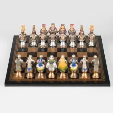 Set Mittelalterliche Büste II Schwarz-goldenes Schachbrett aus Kunstleder und handbemaltes Schachspiel aus Harz