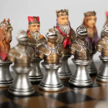 Alternative view of Set Mittelalterliche Büste II Schwarz-goldenes Schachbrett aus Kunstleder und handbemaltes Schachspiel aus Harz