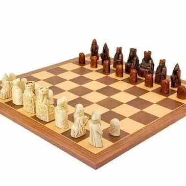Set "Ile de Lewis" Schachbrett aus Nussbaum- und Ahornholz & Schachspiel aus Harz