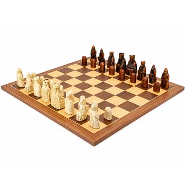 Set "Ile de Lewis" Schachbrett aus Nussbaum- und Ahornholz & Schachspiel aus Harz
