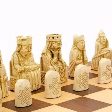 Set "Ile de Lewis" Schachbrett aus Nussbaum- und Ahornholz & Schachspiel aus Harz