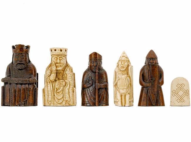 Schachspiel von der Isle of Lewis I aus Harz – Bild 2