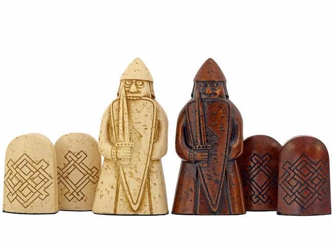 Schachspiel von der Isle of Lewis I aus Harz – Bild 6