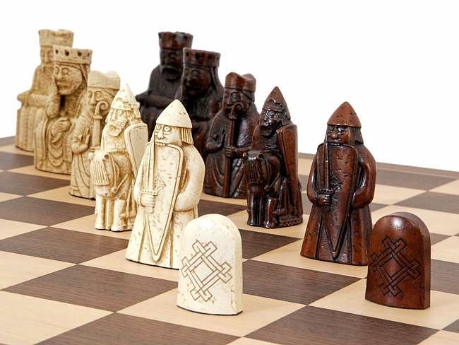 Schachspiel von der Isle of Lewis I aus Harz – Bild 7