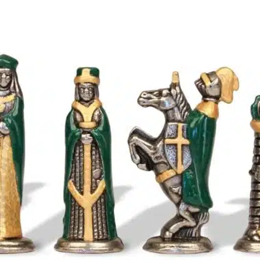 Mittelalterliche Schachfiguren in Grün- und Goldtönen, Detailansicht der Figuren
