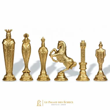 Vollständige Serie der goldenen mittelalterlichen Figuren: König, Dame, Springer und Turm