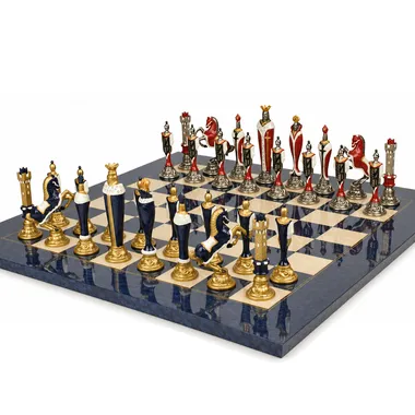 Handbemalte Renaissance-Schachfiguren aufgereiht auf dem blauen Schachbrett