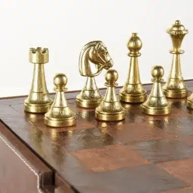 Schachfiguren aus massivem goldfarbenem Messing, Springer und Turm in Nahaufnahme
