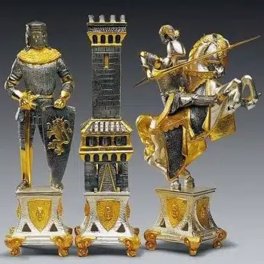 Detail der mittelalterlichen Figuren: Ritter zu Fuß, Turm und goldener berittener Springer