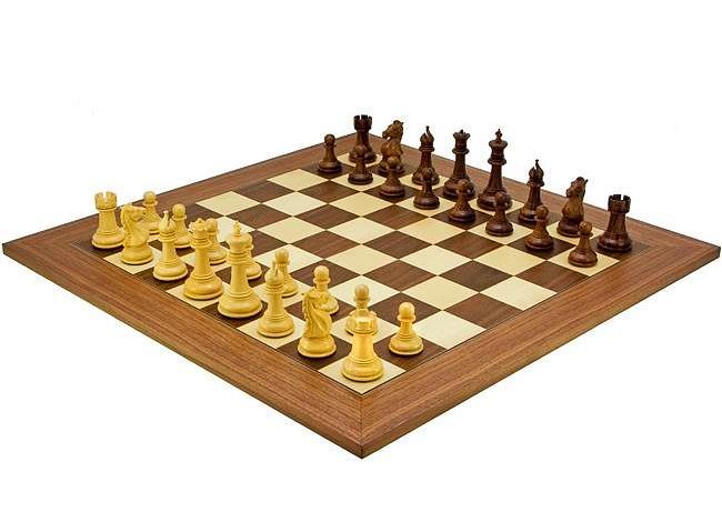 Set Madrid III Schachbrett aus Nussbaum und Ahorn & Schachspiel aus goldenem Rosenholz