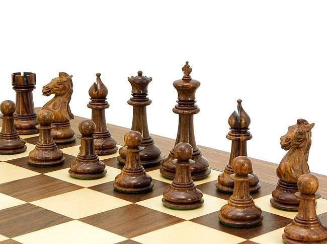 Set Madrid III Schachbrett aus Nussbaum und Ahorn & Schachspiel aus goldenem Rosenholz – Bild 3