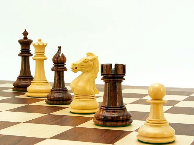 Set Madrid III Schachbrett aus Nussbaum und Ahorn & Schachspiel aus goldenem Rosenholz – Bild 5