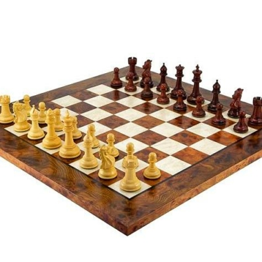 Set Madrid II Schachbrett aus Ulmen- und Heideholz lackiert & Schachspiel aus rotem Sandelholz