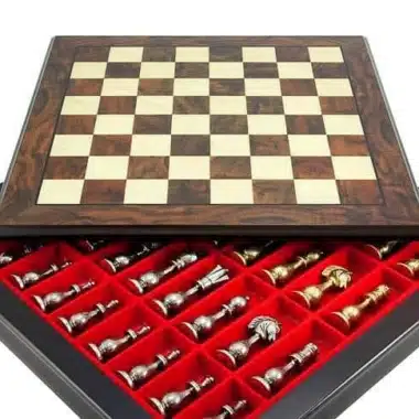 Alternative view of Orientalisches Schachbrettset aus Nussbaum- und Ahornholz mit Aufbewahrungsfach & Schachspiel aus Messing