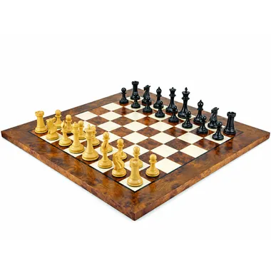 Komplettes Schachset aufgestellt zum Spiel auf dem Ulmen- und Erikaholz-Schachbrett