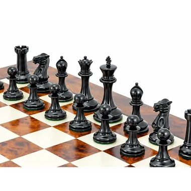 Schwarze Schachfiguren aus Ebenholz in Nahaufnahme auf dem lackierten Schachbrett