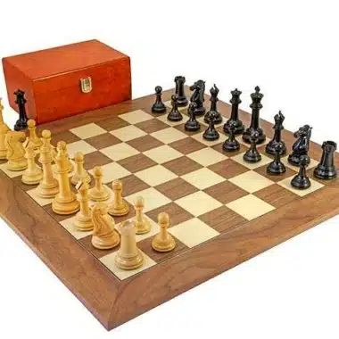 Parthenon-Set Schachbrett aus Nussbaum- und Ahornholz, Schachspiel aus Ebenholz und Buchsbaumholz & Aufbewahrungskoffer