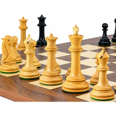 Helle Buchsbaum-Schachfiguren des Parthénon-Sets auf dem Ahorn-Schachbrett