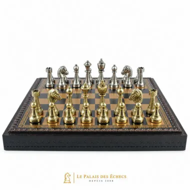 Schachset Staunton Mix II geschlossen mit Metallfiguren oben aufgestellt