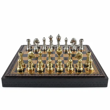 Schachset Staunton Mix II geschlossen mit Metallfiguren oben aufgestellt