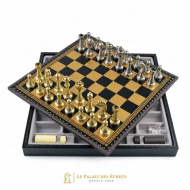 Geöffnete Box mit Stauraum und darauf platziertem Schachbrett