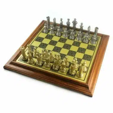 Schachbrett aus Holz mit Schachspiel aus goldenem und silbernem Metall, Seitenansicht