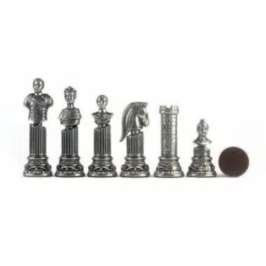Römisches Schachspiel aus versilbertem Metall, vollständige Reihe aufgestellter Figuren