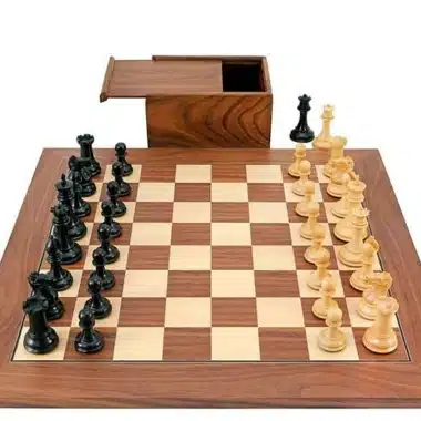 Souverain-III-Set in Spielaufstellung, geöffnete Aufbewahrungsbox neben dem Schachbrett