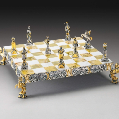 Ensemble "Viking les Guerriers du Nord" Echiquier et Jeu d'Echec en Bronze, Onyx et Or 24 Carats