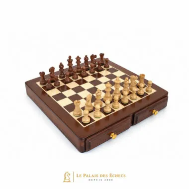Classic XVI Schachspiel aus goldenem Rosenholz auf dem Schachbrett aufgestellt
