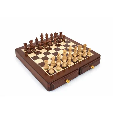 Classic XVI Schachspiel aus goldenem Rosenholz auf dem Schachbrett aufgestellt