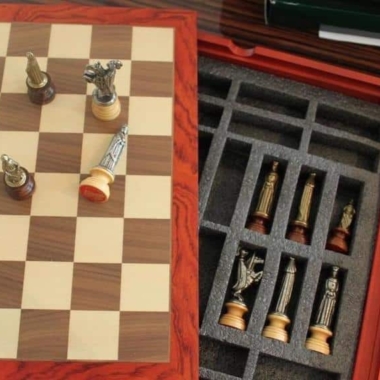 Alternative view of Medieval II Schachset aus Nussbaum- und Ahornholz & Schachspiel aus massivem Holz und Metall