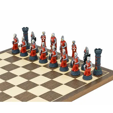 Rote Templer-Figuren mit detailliertem Turm und Springer auf dem Schachbrett