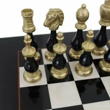 Detail der goldenen und schwarzen Figuren nahe einer Brettecke