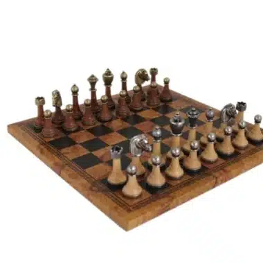 Braunes Schachbrett aus Kunstleder und Staunton Schachspiel aus Holz und Metall
