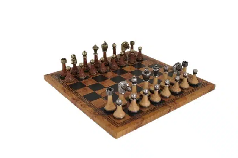 Braunes Schachbrett aus Kunstleder und Staunton Schachspiel aus Holz und Metall