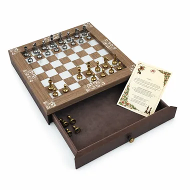 Geöffnetes Schachbrett mit herausgezogener Schublade, Metallfiguren und Echtheitszertifikat
