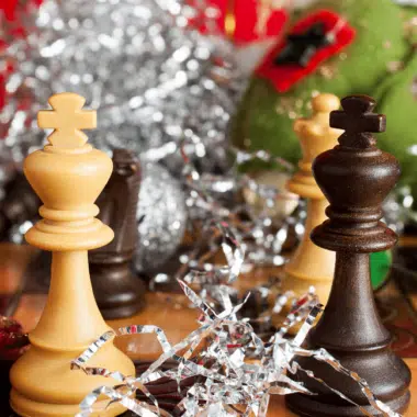 Geschenkkarte le Palais des Échecs, König und Holzfiguren zwischen Dekorationen