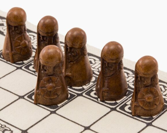 Wikingerspiel - Hnefatafl - Spielsteine aus Harz & Spielfläche aus Leinen