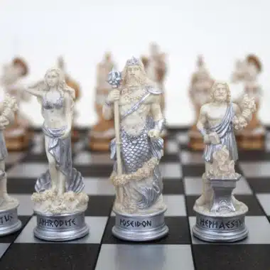 Alternative view of Handbemaltes Schachspiel Griechische Mythologie und Griechisches Schachbrett Schwarz und Weiß