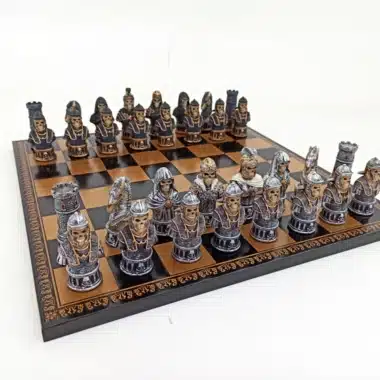 Handbemaltes Totenkopf-Schachspiel und Schachbrett aus schwarzem Kunstleder