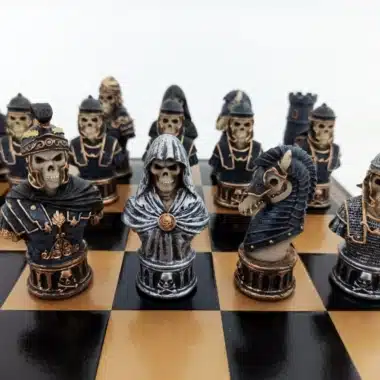 Handbemaltes Totenkopf-Schachspiel und Schachbrett aus schwarzem Kunstleder – Bild 4