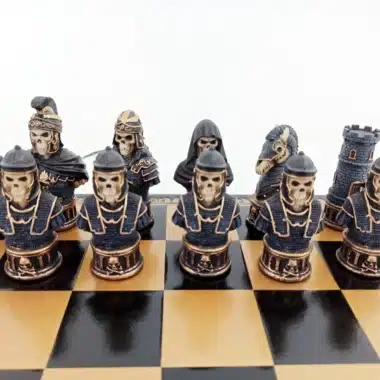 Handbemaltes Totenkopf-Schachspiel und Schachbrett aus schwarzem Kunstleder – Bild 3