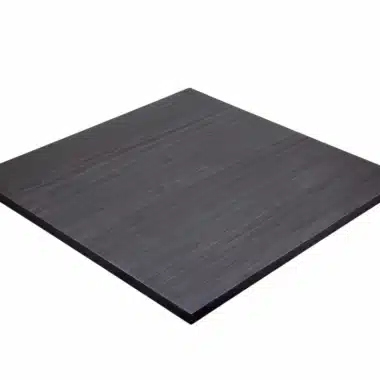 Rückseite des Schachbretts aus dunklem, geädertem Holz schräg platziert