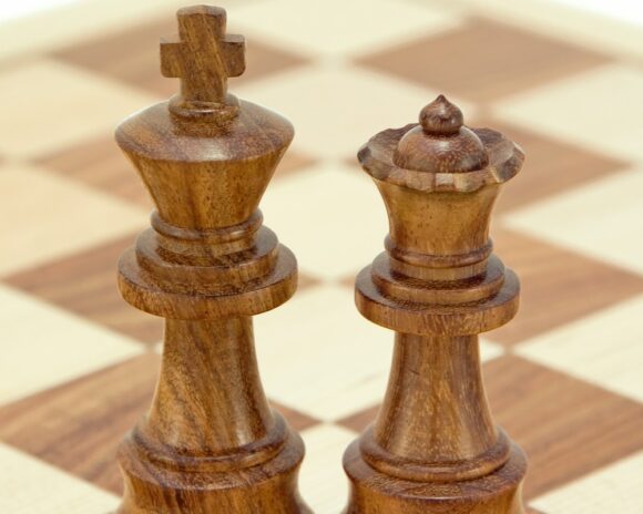 Schachspiel Opus-Serie aus Sheeshamholz und Buchsbaumholz