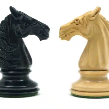 Traditionelles Staunton-Schachspiel aus Ebenholz und Buchsbaumholz