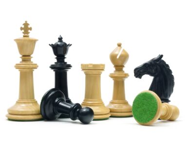 Traditionelles Staunton-Schachspiel aus Ebenholz und Buchsbaumholz