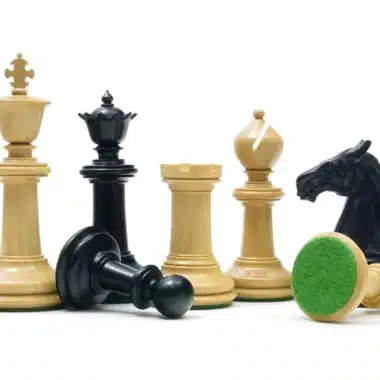 Traditionelles Staunton-Schachspiel aus Ebenholz und Buchsbaumholz