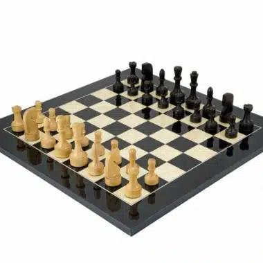 Zeitgenössisches Schachspiel - Schachbrett aus schwarzem Anigre und Ahorn & Figuren aus gedrechseltem und handpoliertem Buchsbaum